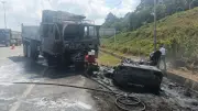 Tukar Lorong Mendadak Disyaki Punca Kemalangan Maut di Miri, Kereta Sukan dan Lori Musnah Terbakar