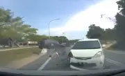 Video Dashcam Viral Rakam Detik Alza Putih Melencong ke Lorong Bertentangan Sebelum Kemalangan Muka ke Muka