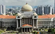 Wanita campak bayi dari tingkat 38 dipenjara 2 tahun