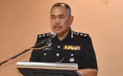 Warga asing langgar tiang lampu ketika lari dari sekatan polis di Shah Alam