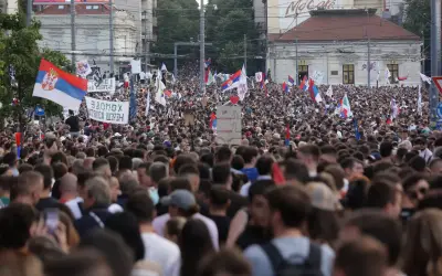 Beribu-ribu penunjuk perasaan di Serbia desak pilihan raya awal