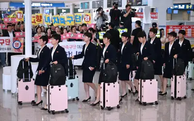 Pasukan bola sepak wanita Korea Utara tiba di Korea Selatan