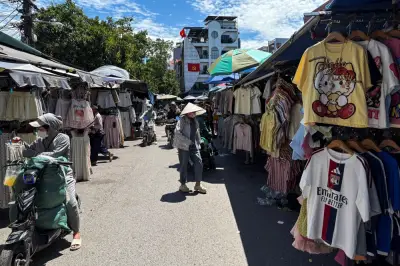 Peniaga barang tiruan di Hanoi kekal berniaga walaupun ditekan