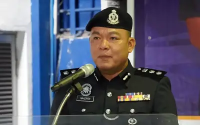 Tiga suspek cuba rempuh polis, polis lepaskan tembakan