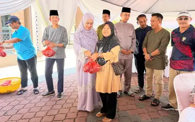 Tunku Besar Tampin dan Isteri Sumbang Daging Korban kepada 100 Asnaf