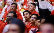 Anak jutawan kosmetik tertarik dengan Umno, hadir 'memerhati'