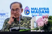 Anwar sindir ahli politik 'merengek', kata politik boleh tunggu sambil makan nasi dagang