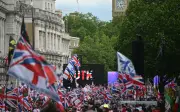Beribu-ribu tunjuk perasaan di London dalam dua perhimpunan berasingan