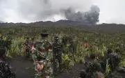 Carian dua rakyat Singapura di Gunung Dukono terhalang letusan dan hujan