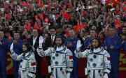 China lancar misi angkasa 3 anak kapal ke arah sasar bulan