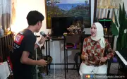 'Cikgu Rotan' lawan kanser dengan semangat kental dan kelas vokal