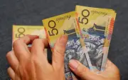 Dolar AS reda ketika harapan damai Iran meningkat, dolar Australia jatuh