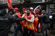 Gas Pemedih Mata dan Sekatan Jalan di Istanbul Sempena Protes Hari Pekerja