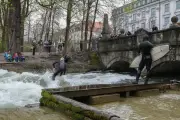 Gelombang Eisbach di Munich Kembali Dibuka Selepas Setahun Ditutup