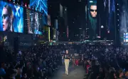 Gucci Ambil Alih Times Square New York untuk Peragaan Fesyen