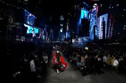 Gucci di Times Square: Demna Pamerkan Koleksi Cruise yang Mewah