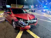 Honda City rempuh papan tanda selepas dikejar polis di Lebuhraya Sprint