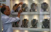India naikkan duti emas, perak lindungi nilai rupee