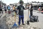 ‘Jalan kami bukan tong sampah’: Belia Abidjan lawan banjir dengan perang ke atas sampah