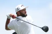 Jon Rahm minta maaf selepas pukul sukarelawan dengan rumput di PGA