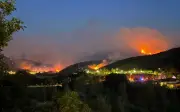 Kebakaran hutan di pinggir Los Angeles paksa ribuan penduduk berpindah