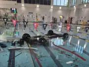 Kereta terjun ke kolam renang pusat sukan di Korea Selatan