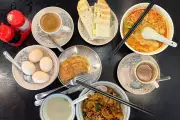 Laksa Mee Hoon Kueh Nyonya Mencuri Tumpuan Sarapan di Uncle Lai Kopitiam Melaka