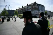 Lelaki didakwa cubaan bunuh atas tikam dua lelaki Yahudi di London