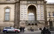 Lelaki disyaki rancang serangan ganas sasar Louvre