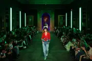 Louis Vuitton Gabung Kulit Biker, Ruffles dan Pop Art di New York