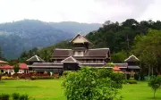 Menyanggah Naratif Palsu Undang Berempat dalam Podkas