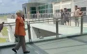Netizen persoal insiden wanita jatuh dari tebing di KLIA Terminal 2
