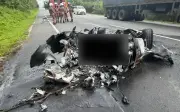 Pasangan Singapura Maut Selepas Ferrari Terbabas dan Terbakar