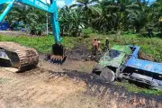 Pemandu Lori Maut Tertimbus Lumpur Selepas Lori Terbalik di Sebuyau