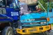 Pemandu lori patah kaki dalam perlanggaran dua lori di Bau