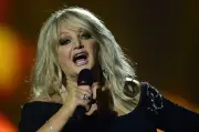 Penyanyi Bonnie Tyler dalam koma akibat pembedahan usus di Portugal