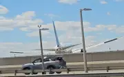 Pesawat United Airlines langgar tiang lampu dan lori sebelum mendarat
