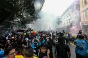 Polis Tangkap Empat Lelaki Bunyikan Mercun di Perhimpunan Tangkap Azam Baki
