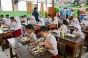 Prabowo akui program makanan percuma Indonesia 'datang dengan banyak masalah'