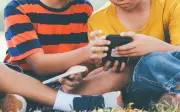 Psikologis: Sikap Acuh Tak Acuh Ibu Bapa Boleh Dedahkan Anak kepada Eksploitasi Seksual Dalam Talian