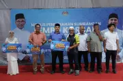 Setiausaha Politik PM serah sumbangan lembu korban di Kuantan