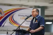 Subsidi diesel Malaysia melonjak RM2.5b sebulan, Loke gesa trak EV ganti armada boros minyak