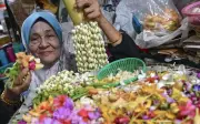 Tradisi mandi bunga masih subur di pasar ikonik Kelantan