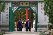 Trump dan Xi berjalan di taman Zhongnanhai, detik jarang dilihat orang luar