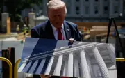 Trump pamer tapak dewan tari dengan 'empayar dron' di bumbung