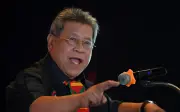 Usno gantung enam ahli, rombak Majlis Tertinggi ketika krisis
