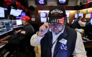 Wall Street dibuka tinggi apabila saham cip pulih dan hasil bon merosot