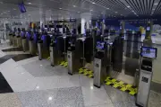 Warga China ditahan di KLIA selepas merempuh pagar automatik tanpa tiket