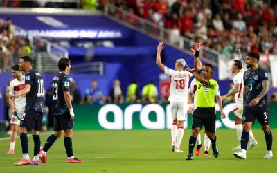 Almiron cetus sejarah dihukum merah bawah peraturan tutup mulut FIFA