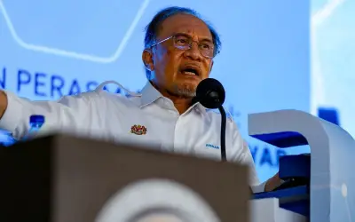 Anwar tolak kenaikan harga minyak, kerajaan tanggung subsidi